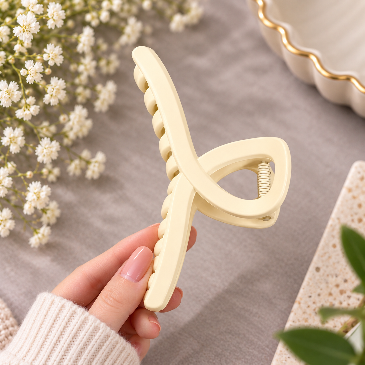 Cream Twist Hair Clutcher